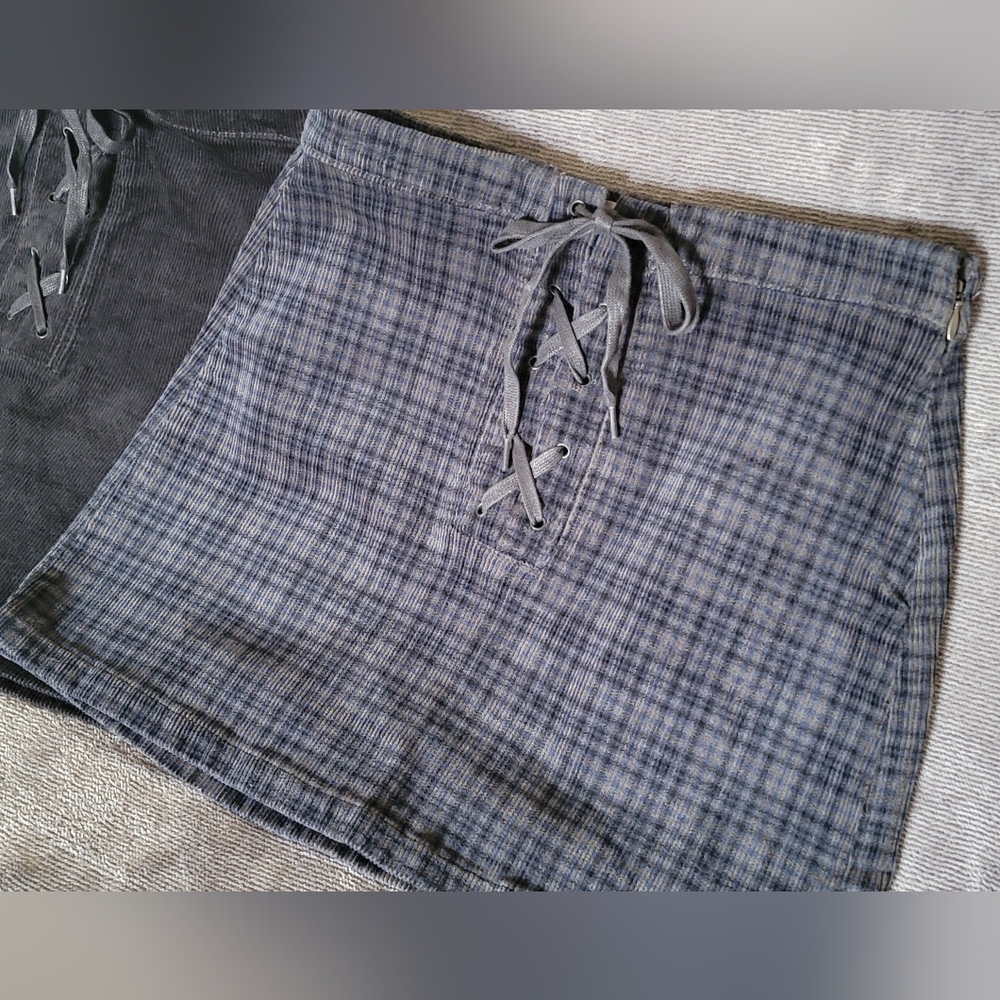 SO Skirt X 2!! Solid Black & Blue/Gray Plaid Mini Skirt Sz 3/26 Women's LIKE NEW - Picture 3 of 14